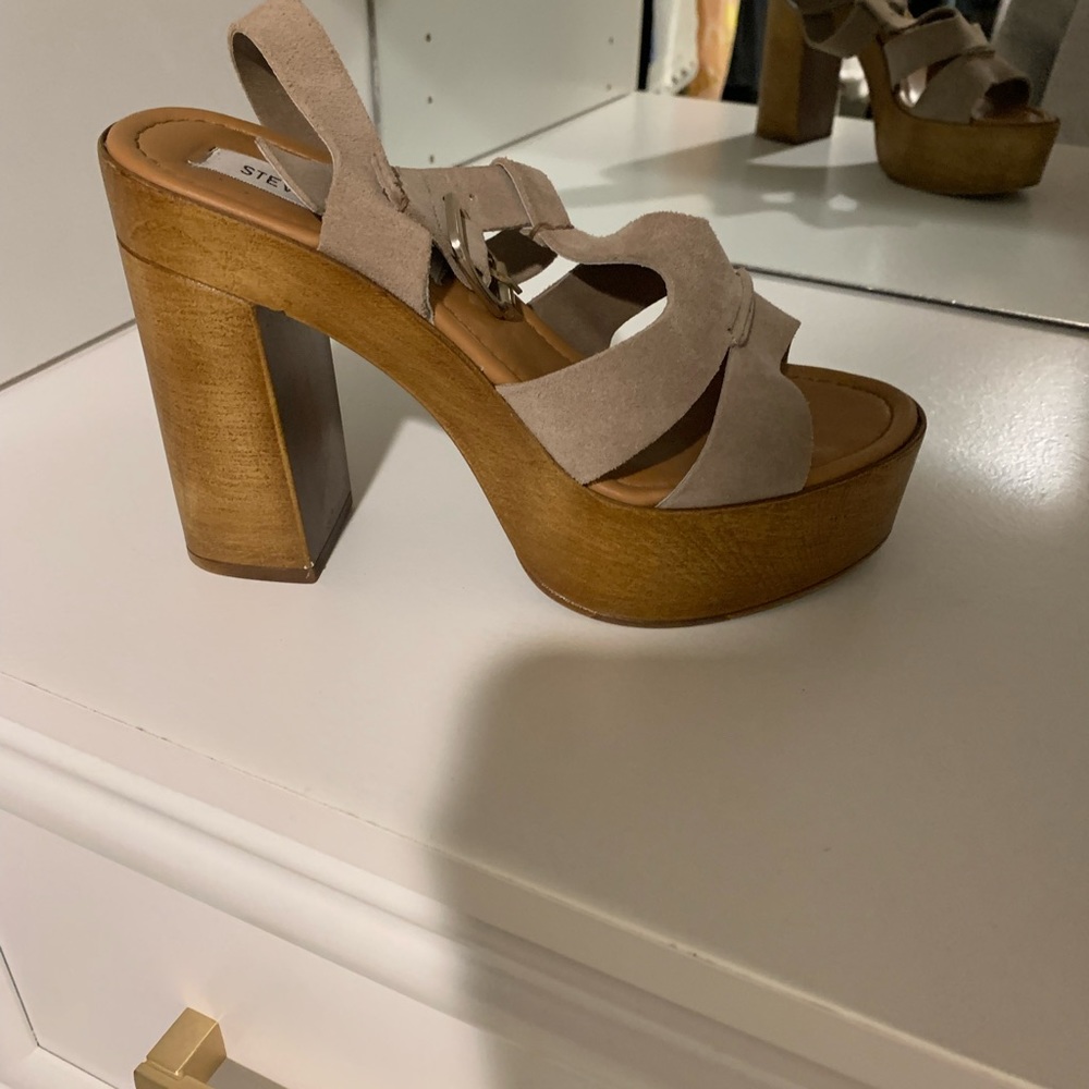 Like new brand new gently worn Steve Madden platform shoe